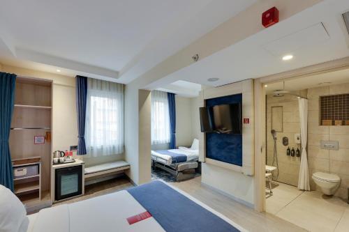 Habitación Adaptada, una cama doble y sofá cama del hotel Ramada By Wyndham Istanbul Old City. Foto 5