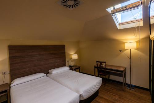 Double or Twin Room - UPPER ATTIC del hotel Centro Los Braseros
