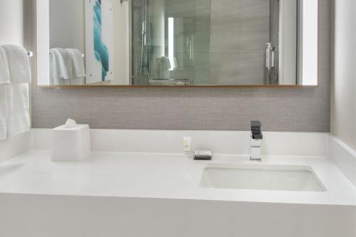 Habitación King - accesible para personas con problemas de audición del hotel Buffalo Marriott Niagara. Foto 2
