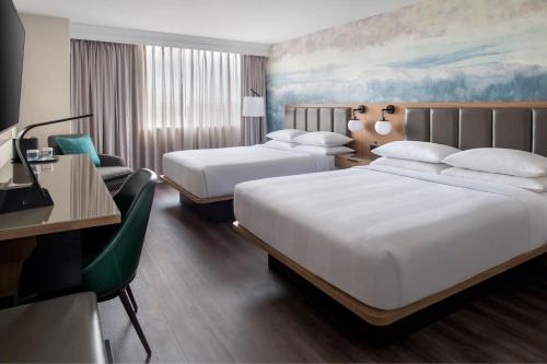 Habitación nivel Concierge con dos camas dobles del hotel Buffalo Marriott Niagara