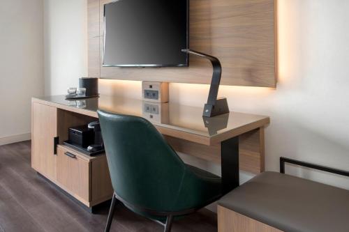 Habitación nivel Concierge con dos camas dobles del hotel Buffalo Marriott Niagara. Foto 1