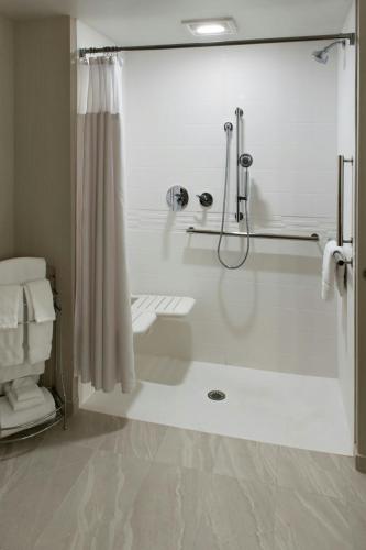 Habitación Doble - 2 camas dobles del hotel Delta Hotels by Marriott Utica. Foto 3