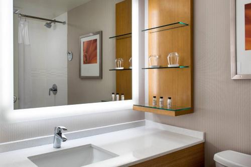 Habitación con cama extragrande y sofá cama del hotel Delta Hotels by Marriott Utica. Foto 3