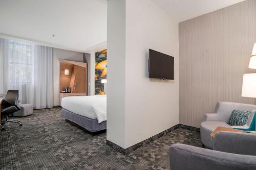 Habitación Doble - adaptada para personas con problemas de audición - cama extragrande del hotel Courtyard by Marriott Niagara Falls, USA. Foto 1