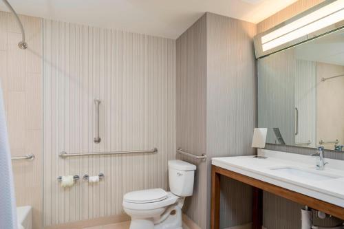 Habitación Doble - adaptada para personas con problemas de audición - cama extragrande del hotel Courtyard by Marriott Niagara Falls, USA. Foto 2