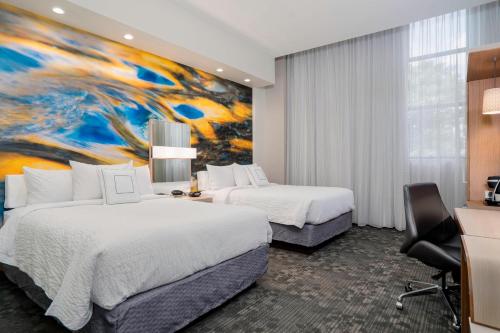 Habitación con 2 camas grandes del hotel Courtyard by Marriott Niagara Falls, USA