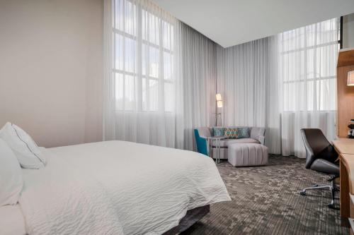 Suite de 1 dormitorio con sofá cama - Cama extragrande del hotel Courtyard by Marriott Niagara Falls, USA. Foto 4