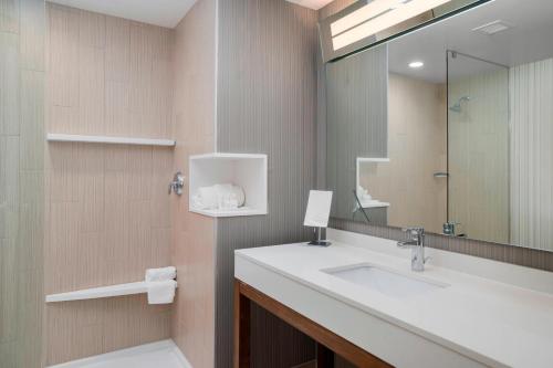 Suite de 1 dormitorio - 1 cama extragrande y 1 sofá cama - Adaptada para personas con discapacidad auditiva del hotel Courtyard by Marriott Niagara Falls, USA. Foto 2