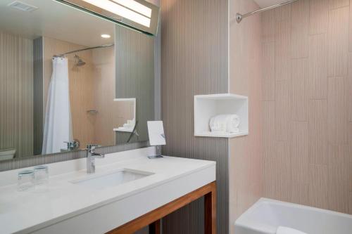 Studio with Two Queen Beds and Sofa Bed - Hearing Accessible del hotel Courtyard by Marriott Niagara Falls, USA. Foto 1