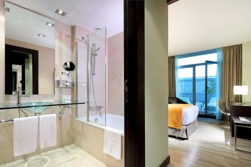 Habitación Doble con terraza del hotel Exe Puerto De Sagunto. Foto 5