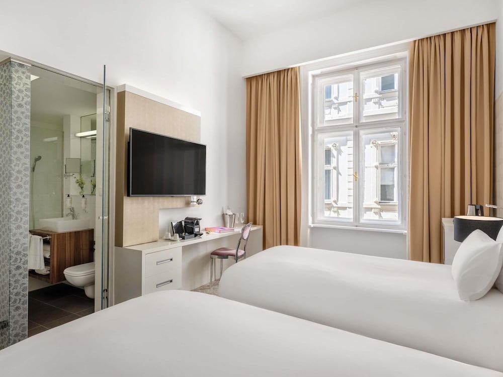 Habitación superior con 2 camas individuales y posibilidad de cama supletoria del hotel Nemzeti Budapest – Mgallery. Foto 4