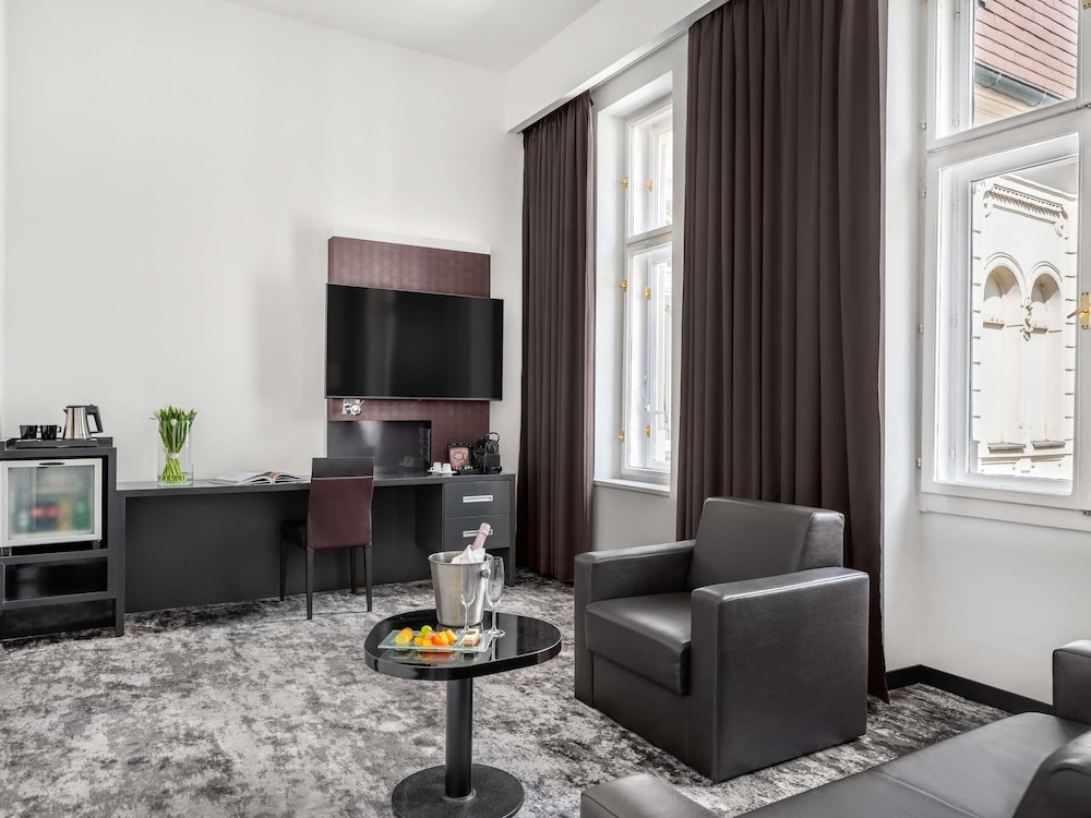 Suite Junior con 1 cama king size y sofá del hotel Nemzeti Budapest – Mgallery