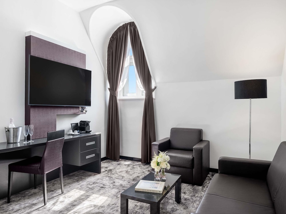 Suite Junior con 1 cama king size y sofá del hotel Nemzeti Budapest – Mgallery. Foto 1