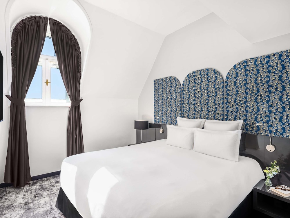 Suite Junior con 1 cama king size y sofá del hotel Nemzeti Budapest – Mgallery. Foto 2