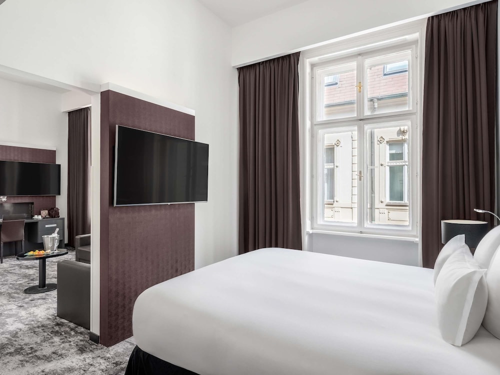 Suite Junior con 1 cama king size y sofá del hotel Nemzeti Budapest – Mgallery. Foto 5