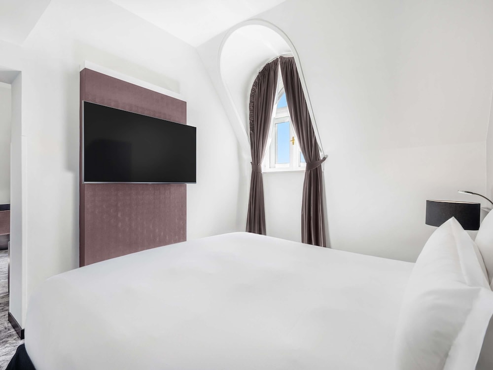 Suite Junior con 1 cama king size y sofá del hotel Nemzeti Budapest – Mgallery. Foto 6