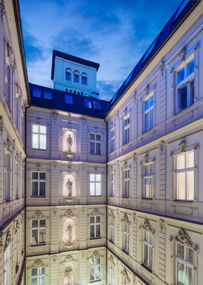 Suite Junior con 1 cama king size y sofá del hotel Nemzeti Budapest – Mgallery. Foto 7