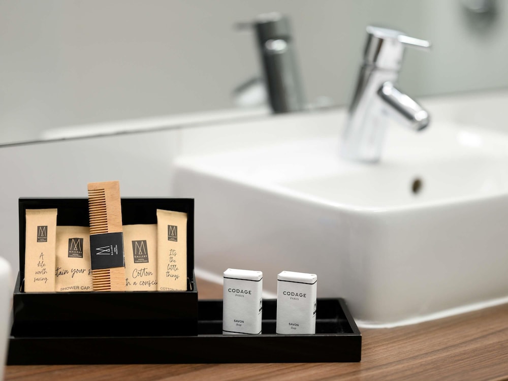 Suite Junior con 1 cama king size y sofá del hotel Nemzeti Budapest – Mgallery. Foto 8