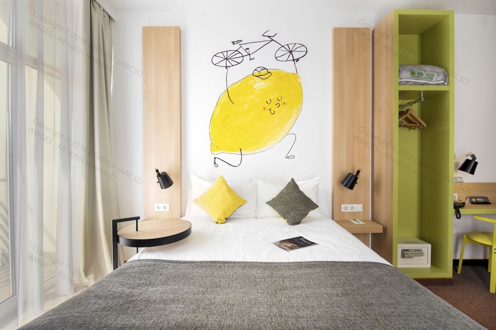 Habitación de diseño con 1 cama doble del hotel Ibis Styles Budapest City. Foto 2