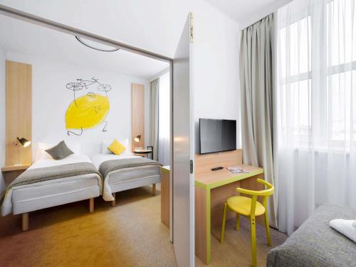 Habitación Familiar con 1 cama doble y 1 cama individual del hotel Ibis Styles Budapest City. Foto 4