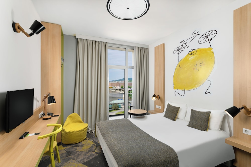 Habitación de diseño con 1 cama doble del hotel Ibis Styles Budapest City. Foto 8
