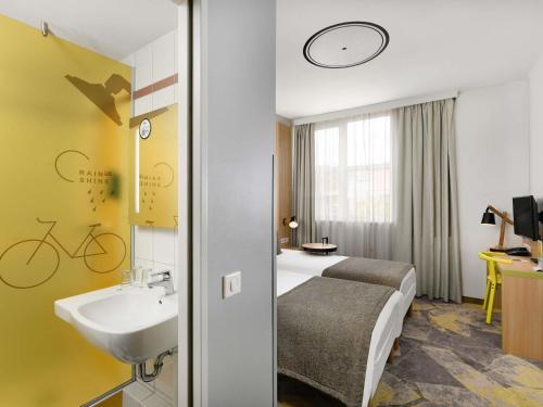 Habitación Familiar con 1 cama doble y 1 cama individual del hotel Ibis Styles Budapest City. Foto 7