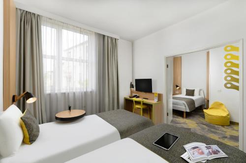 Habitación Familiar con 1 cama doble y 1 cama individual del hotel Ibis Styles Budapest City. Foto 11