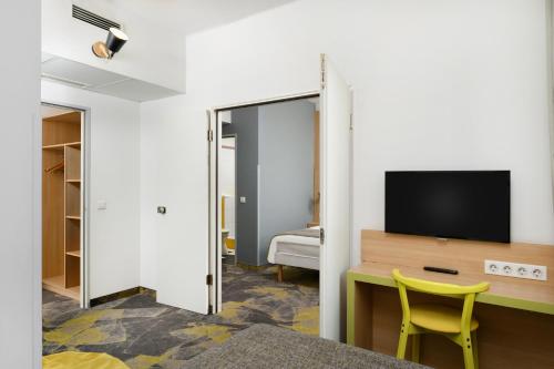 Habitación Familiar con 1 cama doble y 1 cama individual del hotel Ibis Styles Budapest City. Foto 12