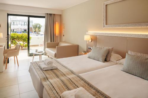 Habitación Doble con vistas a la piscina del hotel Pocillos Playa. Foto 3