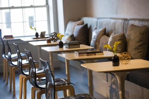 Habitación Executive con cama extragrande del hotel Renaissance Albany. Foto 1