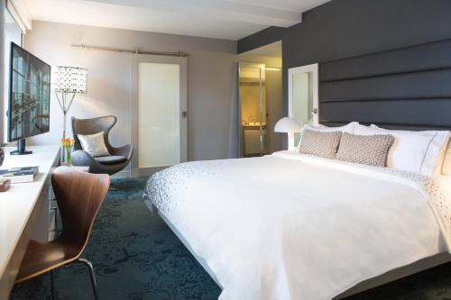 Habitación Deluxe adaptada para personas con discapacidad auditiva - Cama extragrande del hotel Renaissance Albany