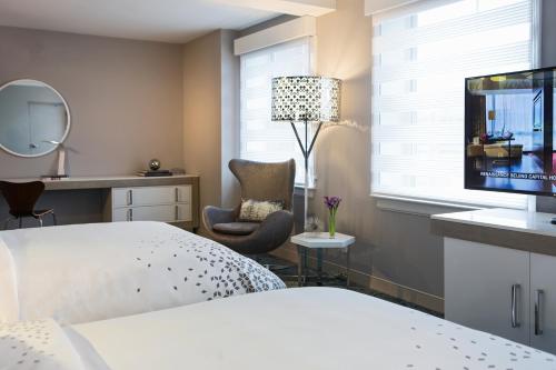 Signature Queen Room with 2 Queen Beds del hotel Renaissance Albany