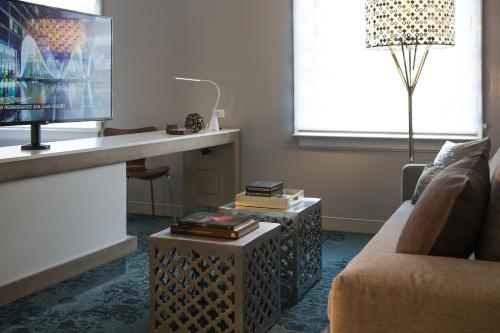 Habitación Deluxe con 2 camas grandes del hotel Renaissance Albany. Foto 1