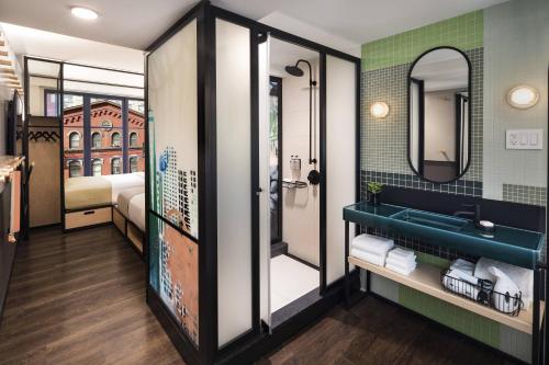 Habitación Doble con 2 camas dobles (adaptada para personas con movilidad reducida/ducha accesible en silla de ruedas) del hotel Moxy NYC East Village. Foto 1
