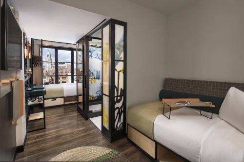 Habitación con cama grande y ducha accesible en silla de ruedas - Adaptada para personas con movilidad reducida del hotel Moxy NYC East Village. Foto 1