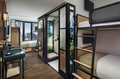 Habitación con 4 literas individuales del hotel Moxy NYC East Village