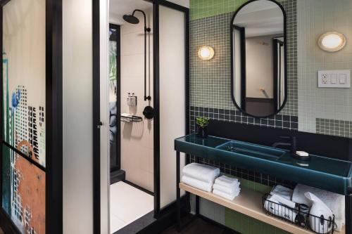 Habitación con cama grande y ducha accesible en silla de ruedas - Adaptada para personas con movilidad reducida del hotel Moxy NYC East Village. Foto 3