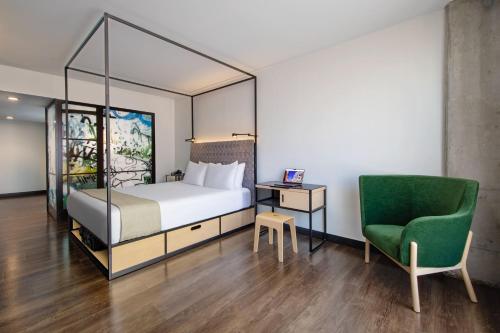 Habitación Executive con 1 cama extragrande - Adaptada para personas con movilidad reducida y discapacidad auditiva - Con ducha accesible en silla de del hotel Moxy NYC East Village. Foto 1