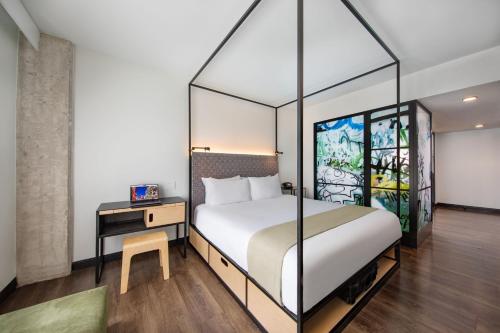 Habitación Executive con 1 cama extragrande - Adaptada para personas con movilidad reducida y discapacidad auditiva - Con ducha accesible en silla de del hotel Moxy NYC East Village. Foto 3