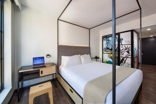 Habitación con cama extragrande del hotel Moxy NYC East Village. Foto 2