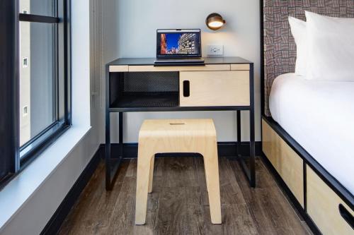 Habitación con cama extragrande del hotel Moxy NYC East Village. Foto 4