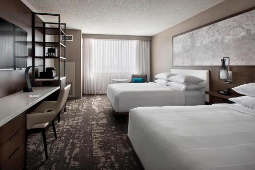 Habitación con 2 camas grandes del hotel Marriott Melville Long Island. Foto 2
