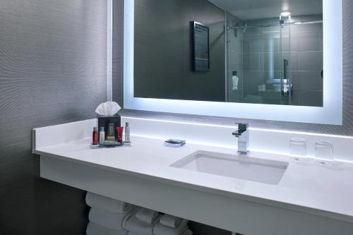 Habitación con 2 camas grandes del hotel Marriott Melville Long Island. Foto 3