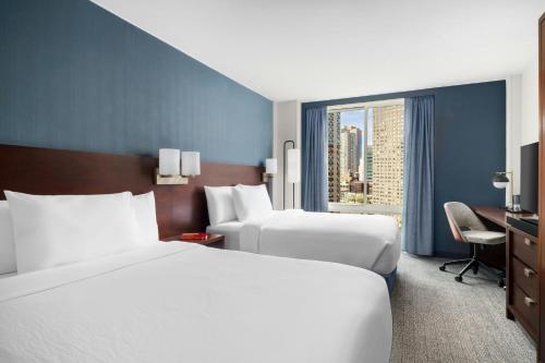 Habitación con 2 camas grandes del hotel Courtyard Marriott Upper East Side
