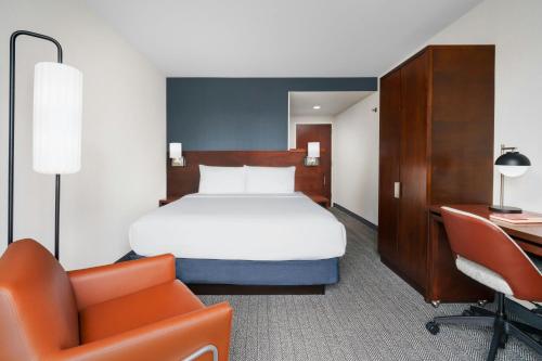 Habitación con cama extragrande. del hotel Courtyard Marriott Upper East Side