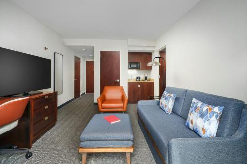 Suite de 1 dormitorio con sofá cama y balcón - cama extragrande del hotel Courtyard Marriott Upper East Side. Foto 1