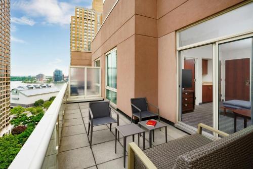 Suite de 1 dormitorio con sofá cama y balcón - cama extragrande del hotel Courtyard Marriott Upper East Side. Foto 3