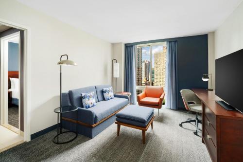 Suite de 1 dormitorio con sofá cama del hotel Courtyard Marriott Upper East Side