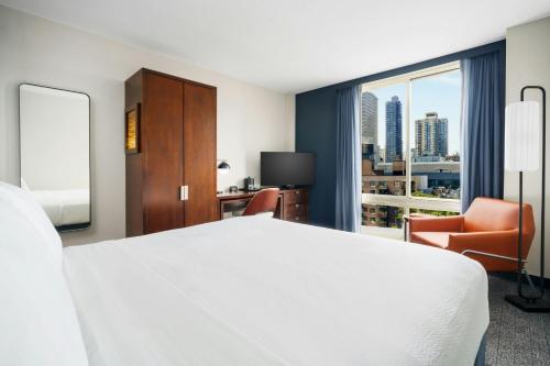 Habitación con cama extragrande y ducha con asiento - Adaptado para personas con movilidad reducida y discapacidad auditiva del hotel Courtyard Marriott Upper East Side