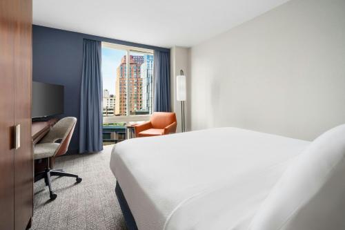 Habitación con cama extragrande y ducha con asiento - Adaptado para personas con movilidad reducida y discapacidad auditiva del hotel Courtyard Marriott Upper East Side. Foto 1
